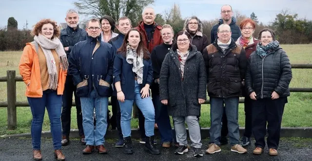 photo  autour notamment de patrice cornuaille, laura laderval, marc cirot et nicolas langevin, un groupe de citoyens se prépare pour les élections municipales à huillé-lézigné.  &copy;  document remis 