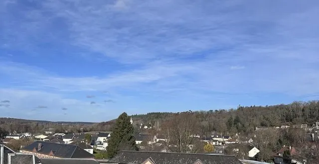 photo  samedi 27 janvier, jean-fred gaumé a fait monter une ancienne voiture américaine sur le toit d’une église désacralisée à beaumont-le-roger. le véhicule était censé éclairer les abords du café de sa compagne.   &copy;  jean-fred gaumé 