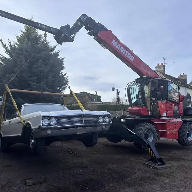 photo une belle buick lesabre blanche de 1970 et pesant 1,2 tonne a été montée à 13 m de hauteur sur le toit de l’ancien édifice religieux.  ©  jean-fred gaumé