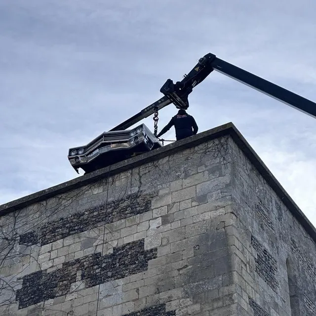 photo la buick a été hissée à 13 m de hauteur.  ©  jean-fred gaumé