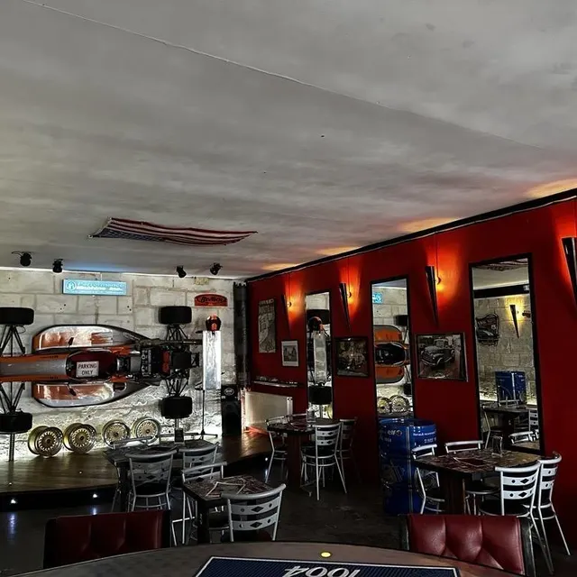 photo avant la voiture sur le toit, il y a déjà une voiture au mur dans le bar le garage !  ©  jean-fred gaumé