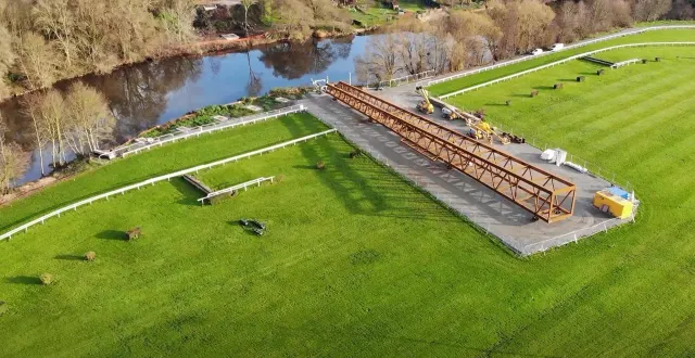 photo  la passerelle vue du ciel sur des images de drone diffusées par la municipalité de sablé-sur-sarthe.  &copy;  capture d’écran / youtube ville de sablé-sur-sarthe 