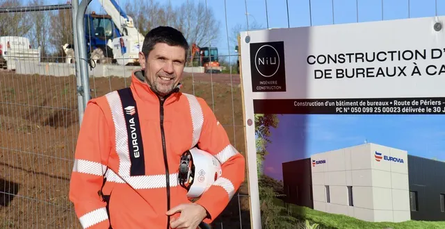 photo  tony duval, chef d’agence d’eurovia devant le chantier en cours à carentan.  &copy;  ouest-france 