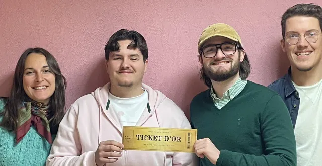 photo  de gauche à droite : morgane sorin, responsable communication, louis rousseau et xavier danjou, stagiaires et simon moreau, vice-président du back home festival, avec le ticket d'or, à remporter le 31 janvier.  &copy;  back home festival 