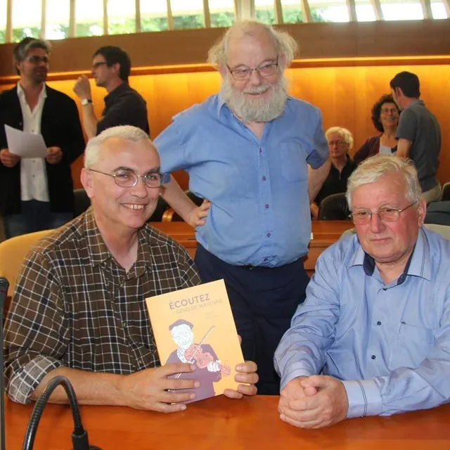 photo françois redhon (à gauche) (ici avec michel colleu et jean-pierre bertrand) lors de la sortie du livre « écoutez gens de mayenne », en 2016.  ©  archives ouest-france