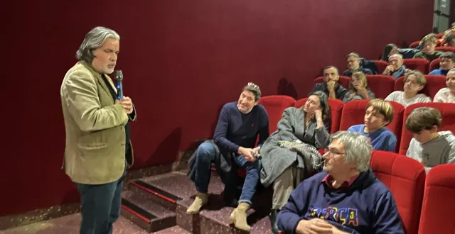 photo  christophe barratier, devant le public du ciné presqu’île de guérande, s’est prêté à un temps d’échange sur son film : « les enfants de la résistance ».  &copy;  ouest-france 