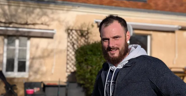 photo  tony tarbouriech lance son entreprise de travaux de toiture et second œuvre : tcouvert.  &copy;  ouest-france 