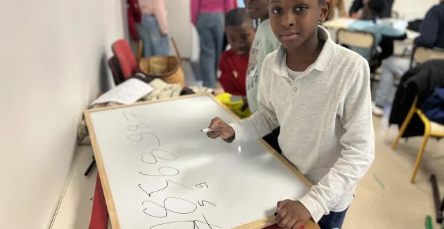 photo  les jeunes de l’intrépide font leurs devoirs, s’essaient aux mathématiques et améliorent leur vocabulaire entre la fin de leur journée scolaire et le début de leur entraînement de football.  &copy;  ouest-france 