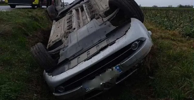 photo  le renault scénic s’est immobilisé sur le toit, dans un fossé.  &copy;  gendarmerie des deux-sèvres 