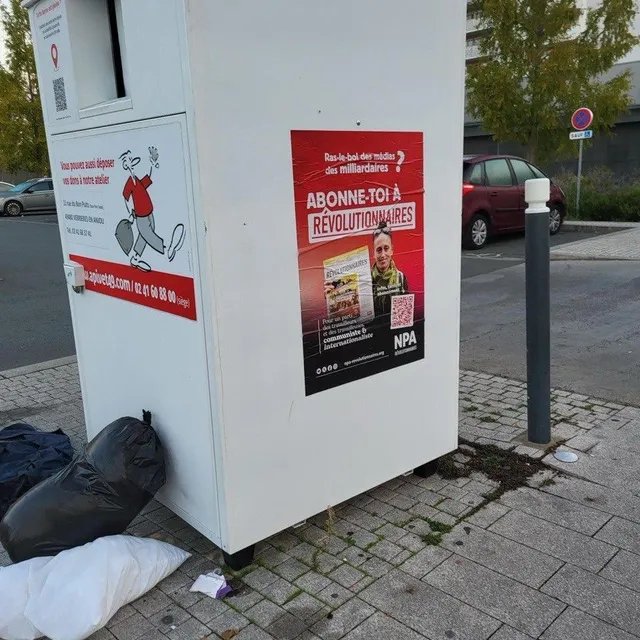 photo le npa-r a collé des centaines d’affiches en dehors des panneaux d’affichage prévus à cet effet.  ©  maire d’angers