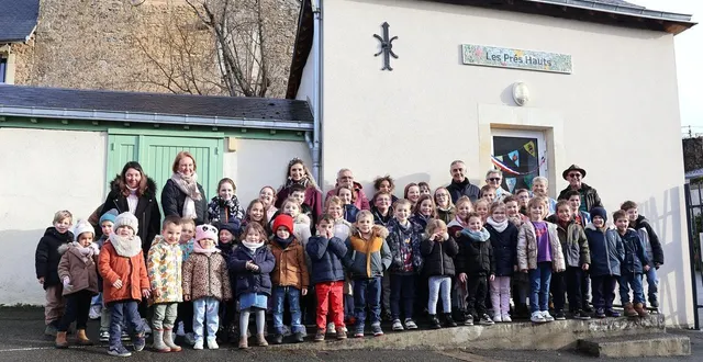 photo  les élèves de l’école les prés hauts à juigné-sur-sarthe ont posé sous la mosaïque récemment installée sur le mur de la salle de garderie périscolaire, mardi 27 janvier 2026.  &copy;  ouest-france 