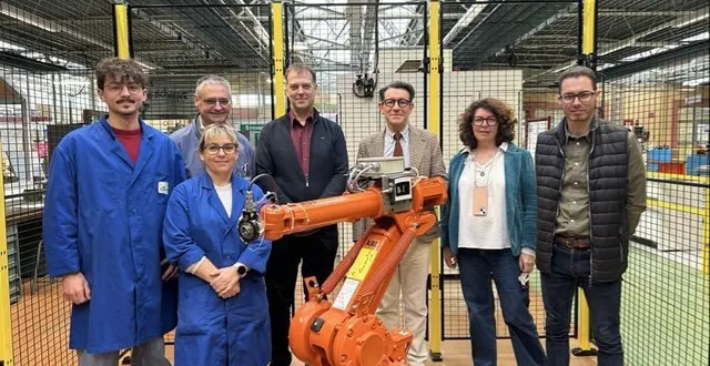photo  le lycée estournelle-de-constant, à la flèche (sarthe), a récupéré six robots industriels provenant du site valeo de la suze-sur-sarthe.  &copy;  ouest france 