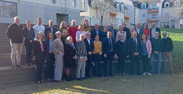 photo  la liste énergies citoyennes conduite par benoit cochet (au centre du premier rang).  &copy;  co. 