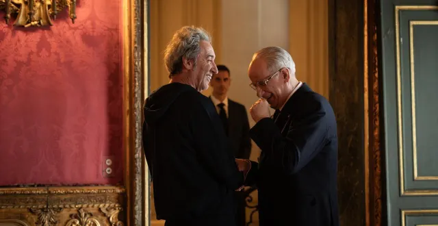 photo  paolo sorrentino et toni servillo (à droite) dans son costume de président de la république italienne, sur le tournage de 