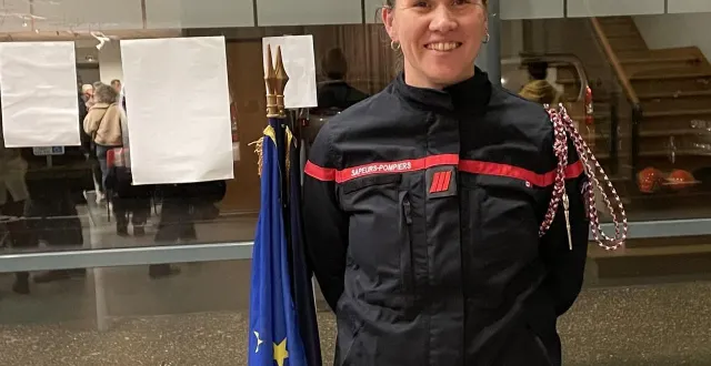 photo  la ménitré, le 29 novembre 2025. la caporale-cheffe léa fillatreau a reçu, à l’occasion de la sainte-barbe, la médaille de l’union départementale pour huit ans de service.  &copy;  co 