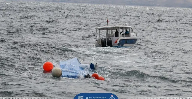 photo  une image diffusée par la police royale d’oman, le 27 janvier 2026, montre un navire de la police maritime omanaise en mer après le naufrage d’un bateau transportant des touristes français au large des côtes d’oman, qui a fait trois morts et deux blessés.  &copy;  oman royal police 