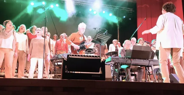 photo  la chorale la cantaria et sa cheffe de chœur sylvie lebeau ont enthousiasmé l’auditoire  &copy;  ouest-france 