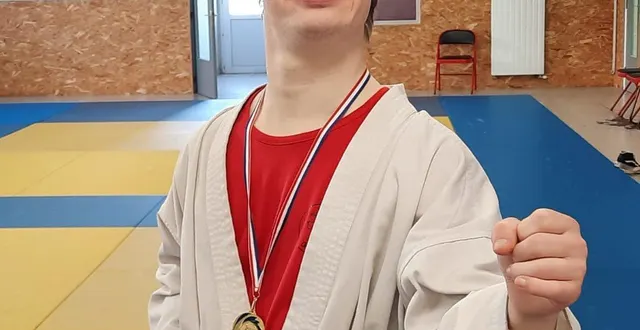 photo  quentin est très fier de sa médaille.  &copy;  ouest-france 