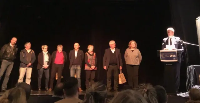 photo  les agents intercommunaux retraités et les élus.  &copy;  ouest-france 