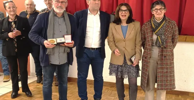 photo  la sénatrice nathalie goulet a remis à didier lerallu, le maire, la médaille du sénat. les députés chantal jourdan et jérôme nury lui ont chacun remis une médaille de l’assemblée nationale.  &copy;  ouest-france 