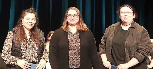 photo  les trois gagnantes du concours adultes ont reçu leur récompense le jeudi 15 janvier, à la cérémonie bilan et galette de la maison des habitants.  &copy;  le maine libre 