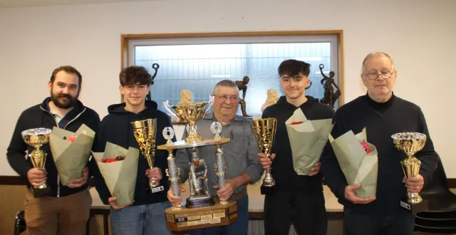 photo  le président yves ouvrard avec les vainqueurs (à gauche) et les finalistes.  &copy;  le maine libre 