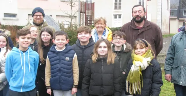 photo  le conseil municipal jeune de bonnétable, accompagné des représentants du souvenir français et de la commune.  &copy;  le maine libre 