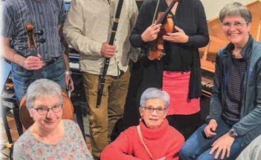 photo  en bas à gauche, élisabeth chevreau, lectrice avec le groupe.  &copy;  co 