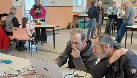 photo  philippe et etienne penchés sur la réparation d’un vidéoprojecteur  &copy;  co 