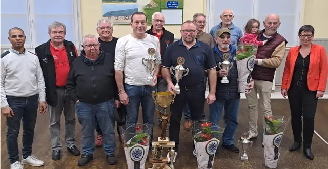 photo  la finale du challenge super u, débuté en octobre dernier, a eu lieu ce 24 janvier au beau-coup. 128 équipes venues de tout le département y ont participé. il a été remporté pour la quatrième fois par l’équipe de jean-pierre guémard et sylvain hoinard, de la comète de beaufort-en-vallée, contre l’équipe de noël mancheau et laurent botteau, de la jeanne-d’arc de seiches-sur-le-loir. à noter que l’assemblée générale du beau-coup aura lieu le 14 février, à 10 h 30 à la mcl, suivie d’un buffet traditionnel. le prochain concours au beau-coup, lui, sera le lambertois avec une finale prévue le 21 mars.  &copy;  co 