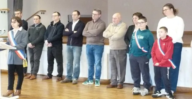 photo  nadège pioger, entourée du conseil municipal fait une rétrospective de l’année.  &copy;  ouest-france 