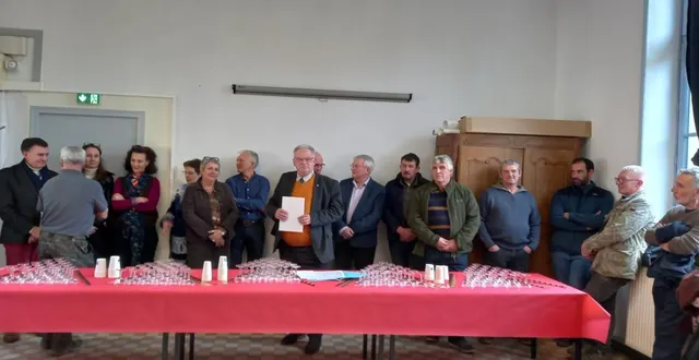 photo  pascal delpierre, maire, au centre, lors de ses vœux à la population, vendredi.  &copy;  ouest-france 