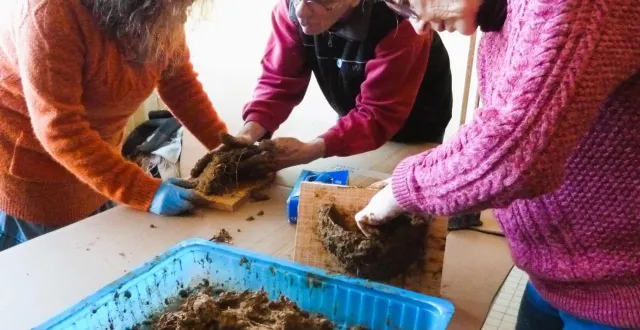 photo  jean-claude rey, au centre, président de l’association vibraye naturellement, donne quelques conseils pour fabriquer les nids d’hirondelles.  &copy;  ouest-france. 
