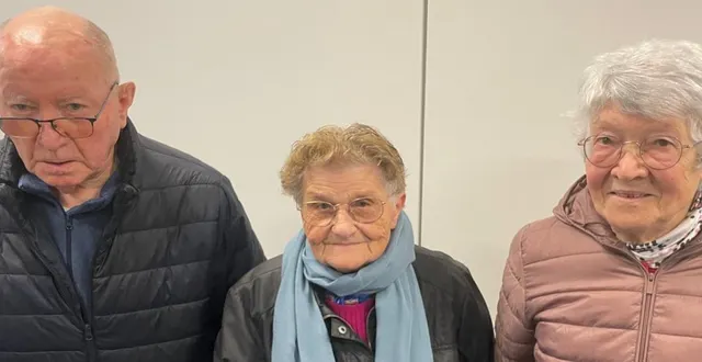 photo  aimée chanteau, entourée de jacqueline et de georges guittet ; revendique le titre de plus ancienne porteur du bulletin.  &copy;  ouest-france 