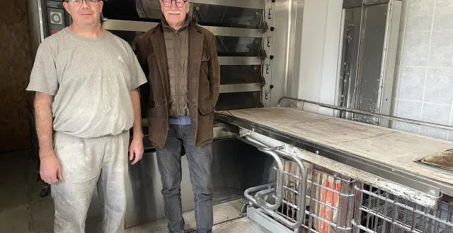 photo  joël denis, ici en compagnie de maurice duluard, le maire de poillé-sur-vègre (sarthe), a décidé de raccrocher après neuf ans dans le fournil de la boulangerie du village dont les murs appartiennent à la municipalité.  &copy;  ouest-france 