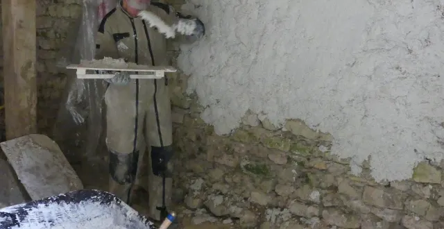 photo  luc van nieuwenhuyze a montré aux stagiaires comment mettre en œuvre le mortier de chaux-chanvre.  &copy;  ouest-france 