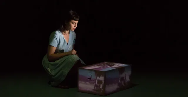 photo  seule sur scène, céline milliat-baumgartner interprète le récit autobiographique qu’elle a elle-même écrit. la mise en scène est signée pauline bureau.  &copy;  pierre grosbois 