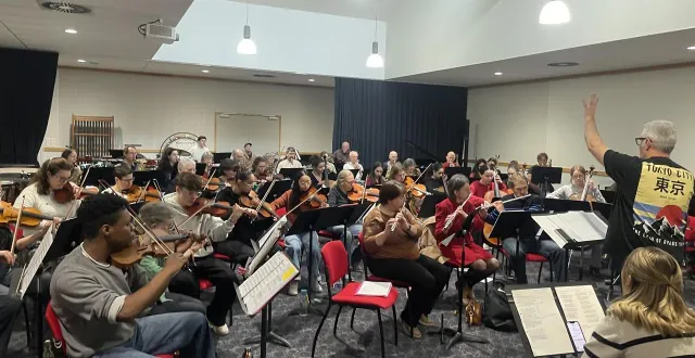 photo  à quelques jours du concert, les élèves du conservatoire répètent leur partition guidée par freddy hovette, directeur du conservatoire.  &copy;  ouest-france 