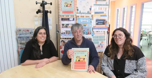 photo  soukeina assini, hugues ledeul et élodie leprêtre sont prêts à répondre aux questions des habitants pour qu’ils puissent accomplir leur devoir citoyen.  &copy;  ouest-france 