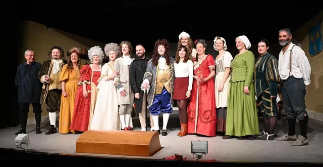 photo  la troupe des baladins macairois avec, au centre, l’autrice sandrine campese et le metteur en scène alex chouteau, qui entourent condé, le personnage central de la pièce “le dîner de condé”.  &copy;  ouest-france 