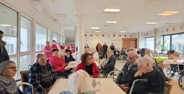 photo  résidents, familles et personnel entouraient anne-cécile berthet et jean-luc suhard à l’occasion des vœux.  &copy;  le maine libre 