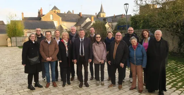 photo  au 1er rang : sandra leroy, yvette gibon, pascal lelièvre, daniel lanceleur, marie-antoinette goupil, jean-pierre duval. au 2e rang : romaric joly, audrey froger, frédéric top, guillaume chambraud, cécile daillieres, florian corbin, cécile paré.  &copy;  ouest-france 
