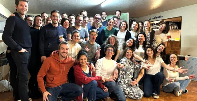 photo  la team du spectacle des parents d’élèves de l’école saint-germain,dont laurent ligonnière (à gauche) et alexandre meunier (quatrièmeen haut en partant de la gauche).  &copy;  co 