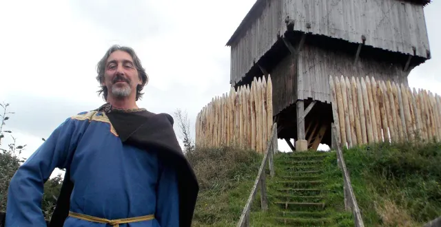 photo  bertrand rio, alias le seigneur de la haie-joulain, devant la tour du château à motte de verrières-en-anjou. il transmettra bientôt son titre et son fief à un autre membre de la mesnie joulain.  &copy;  ouest-france 
