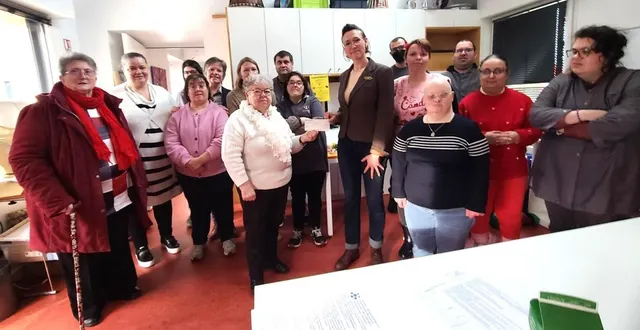 photo  pierrette brebion et marie-henriette laurent remettent un chèque de 400 € à lucie boyer, la directrice de l’esat du tertre.  &copy;  le maine libre. 