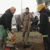 photo  des agriculteurs de la coordination rurale 72 ont planté plusieurs sapins sur un rond-point à champagné (sarthe), mardi 27 janvier 2026, après l’abattage quelques jours plus tôt d’un arbre en marge d’un rassemblement organisé par le syndicat. 