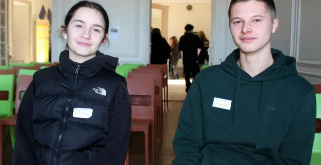 photo  louna et lucas ont joué les guides pour leurs futurs camarades, et fait découvrir la vie quotidienne des élèves au château de mangé.  &copy;  le maine libre 