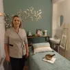 photo simona le guillou au cœur de son espace dédié aux massages du monde au sein du salon un temps pour soi.