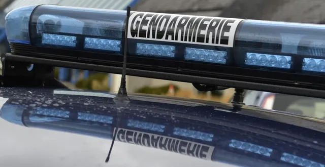 photo  une croix gammée a été taguée sur la route, à l’entrée de la commune, visant le candidat mickaël hérault.  &copy;  ouest-france 
