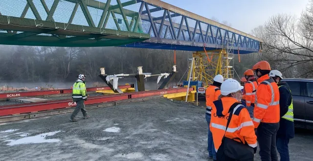 photo  le déploiement de la passerelle au-dessus de la sarthe est mis en pause jusqu’à nouvel ordre, ce mercredi 28 janvier 2026, à sablé-sur-sarthe.  &copy;  ouest-france 